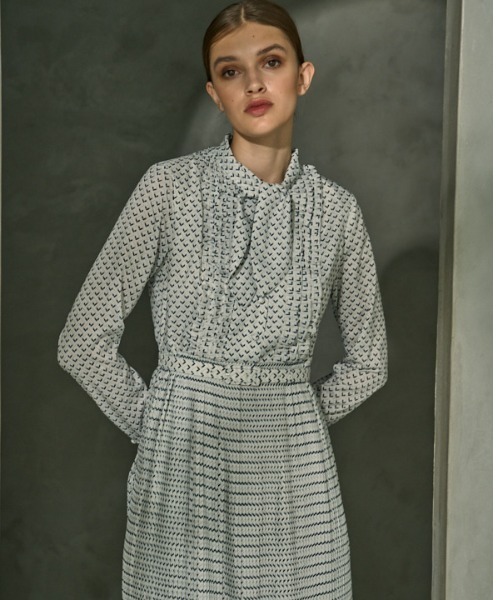 ERADIE(エラディエ)の「Classic Pleated One-piece クラシックプリントプリーツワンピース(ワンピース・レディース・ホワイト/ブラック・FREE)」の7枚目の写真