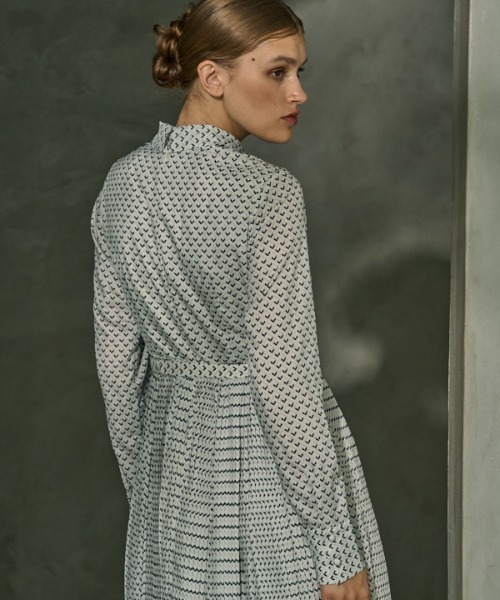 ERADIE(エラディエ)の「Classic Pleated One-piece クラシックプリントプリーツワンピース(ワンピース・レディース・ホワイト/ブラック・FREE)」の10枚目の写真