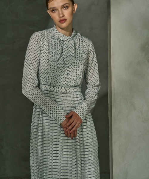 ERADIE(エラディエ)の「Classic Pleated One-piece クラシックプリントプリーツワンピース(ワンピース・レディース・ホワイト/ブラック・FREE)」の5枚目の写真