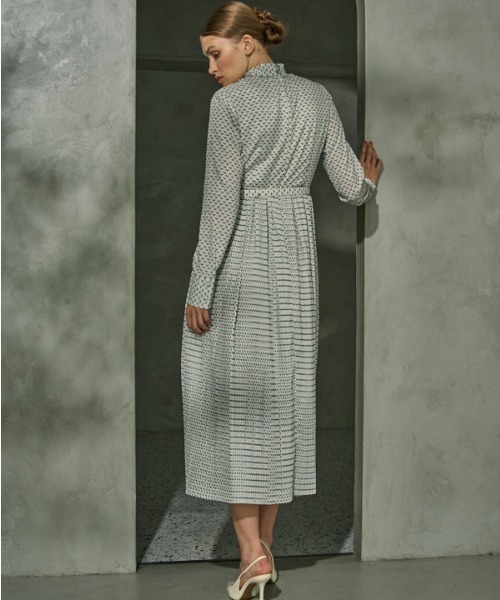 ERADIE(エラディエ)の「Classic Pleated One-piece クラシックプリントプリーツワンピース(ワンピース・レディース・ホワイト/ブラック・FREE)」の6枚目の写真