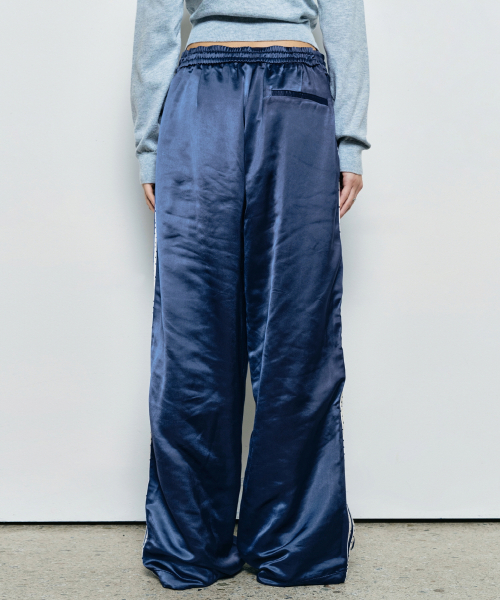 NICK&NICOLE（ニックアンドニコール）の「DOT DOUBLE LINE SATIN PANTS_NAVY（スウェットパンツ・レディース・その他・FREE）」の3枚目の写真