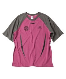 TRAVEL（トラベル）の「Curved Line Raglan Short Sleeve Tee Magenta（Tシャツ/カットソー・メンズ）」