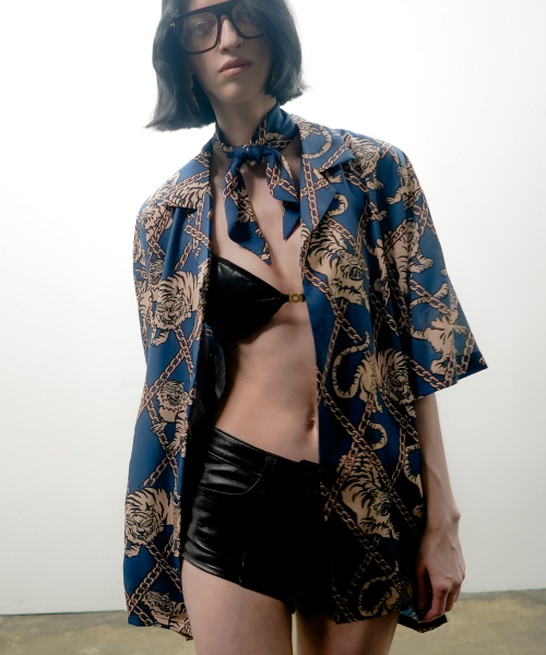 UNTAGE（アンテージ）の「トラプリントボウリングシャツ[Navy(ユニセックス)]_UTS-SS03（シャツ/ブラウス・メンズ・その他・MEDIUM/LARGE）」の2枚目の写真