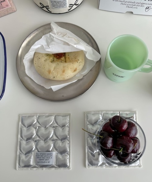 Made in I(メイドインアイ)の「Glossy Heart Stitch Coaster(ランチョンマット/テーブルウェア・レディース・ブラック/シルバー・FREE)」の2枚目の写真