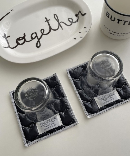 Made in I(メイドインアイ)の「Glossy Heart Stitch Coaster(ランチョンマット/テーブルウェア・レディース・ブラック/シルバー・FREE)」の1枚目の写真