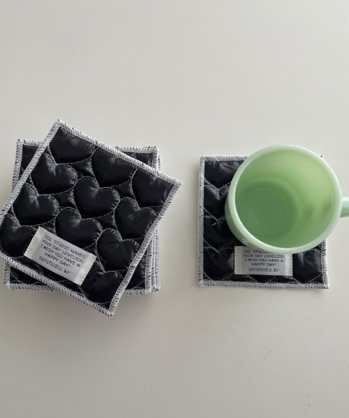 Made in I(メイドインアイ)の「Glossy Heart Stitch Coaster(ランチョンマット/テーブルウェア・レディース・ブラック/シルバー・FREE)」の3枚目の写真