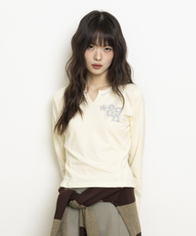 EUGGEN（ユジェン）の「レースネックセミクロップロングスリーブTシャツ_クリームバター（Tシャツ/カットソー）」