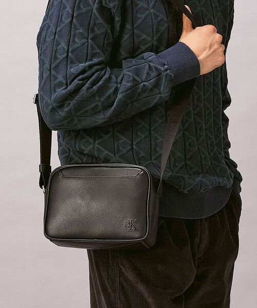 Calvin Klein(カルバン・クライン)の「クロスボディバッグ - ウェビングストラップカメラバッグ(ショルダーバッグ・メンズ・ブラック・FREE)」の1枚目の写真
