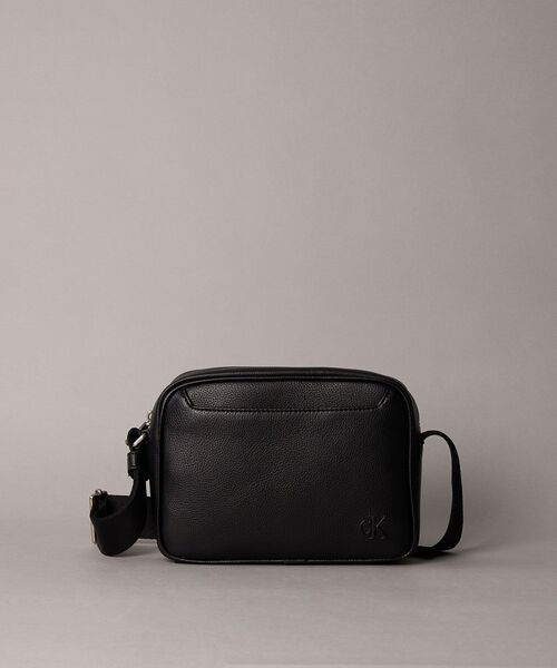 Calvin Klein(カルバン・クライン)の「クロスボディバッグ - ウェビングストラップカメラバッグ(ショルダーバッグ・メンズ・ブラック・FREE)」の2枚目の写真