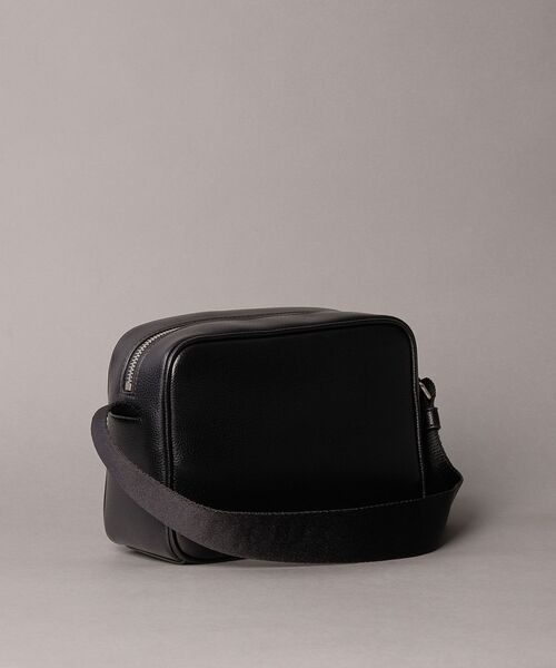 Calvin Klein(カルバン・クライン)の「クロスボディバッグ - ウェビングストラップカメラバッグ(ショルダーバッグ・メンズ・ブラック・FREE)」の3枚目の写真