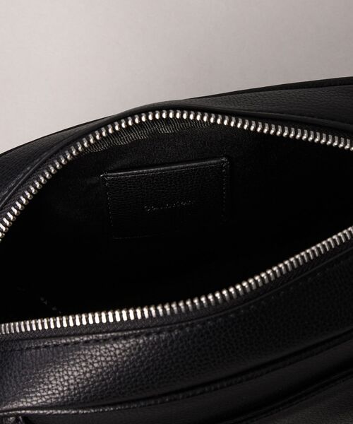 Calvin Klein(カルバン・クライン)の「クロスボディバッグ - ウェビングストラップカメラバッグ(ショルダーバッグ・メンズ・ブラック・FREE)」の4枚目の写真