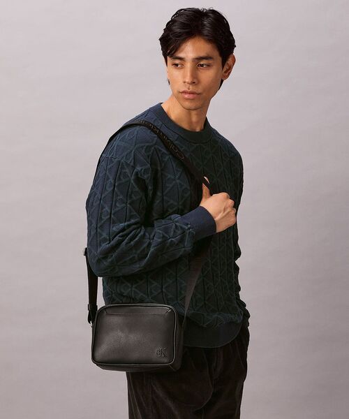 Calvin Klein(カルバン・クライン)の「クロスボディバッグ - ウェビングストラップカメラバッグ(ショルダーバッグ・メンズ・ブラック・FREE)」の5枚目の写真