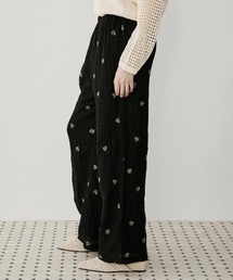 LOSCa（ロスカ）の「【サステナブル】フラワー刺繍イージーパンツ（その他パンツ）」