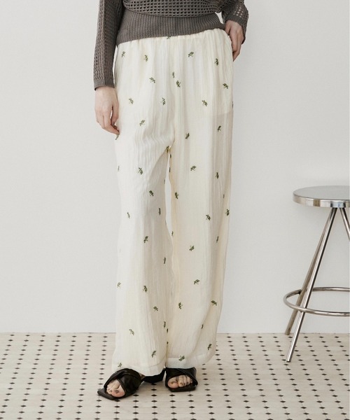 LOSCa(ロスカ)の「【サステナブル】フラワー刺繍イージーパンツ(その他パンツ・レディース・ブラック/アイボリー・FREE)」の3枚目の写真