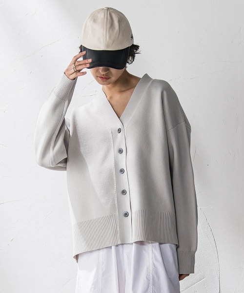 MAYSON GREY(メイソングレイ)の「スポンディッシュVネックニットカーディガン(カーディガン/ボレロ・レディース・ベージュ/ネイビー/イエロー・M)」の2枚目の写真