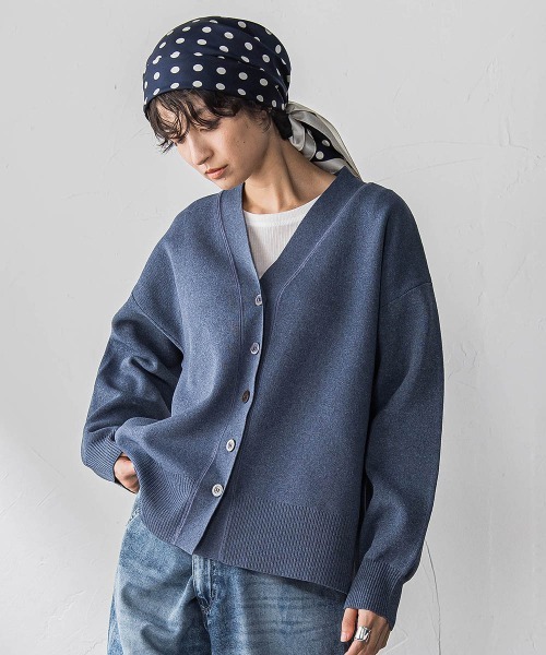 MAYSON GREY(メイソングレイ)の「スポンディッシュVネックニットカーディガン(カーディガン/ボレロ・レディース・ベージュ/ネイビー/イエロー・M)」の3枚目の写真