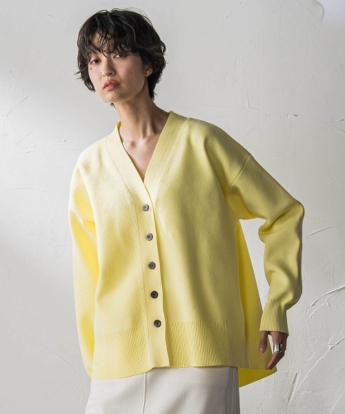 MAYSON GREY(メイソングレイ)の「スポンディッシュVネックニットカーディガン(カーディガン/ボレロ・レディース・ベージュ/ネイビー/イエロー・M)」の1枚目の写真