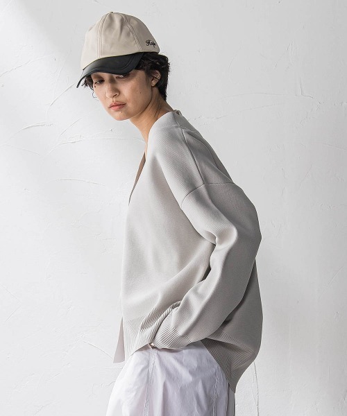 MAYSON GREY(メイソングレイ)の「スポンディッシュVネックニットカーディガン(カーディガン/ボレロ・レディース・ベージュ/ネイビー/イエロー・M)」の4枚目の写真