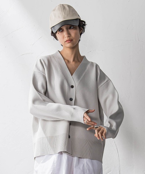 MAYSON GREY(メイソングレイ)の「スポンディッシュVネックニットカーディガン(カーディガン/ボレロ・レディース・ベージュ/ネイビー/イエロー・M)」の6枚目の写真