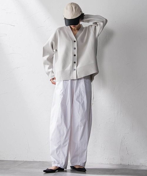 MAYSON GREY(メイソングレイ)の「スポンディッシュVネックニットカーディガン(カーディガン/ボレロ・レディース・ベージュ/ネイビー/イエロー・M)」の7枚目の写真