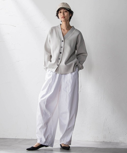 MAYSON GREY(メイソングレイ)の「スポンディッシュVネックニットカーディガン(カーディガン/ボレロ・レディース・ベージュ/ネイビー/イエロー・M)」の10枚目の写真