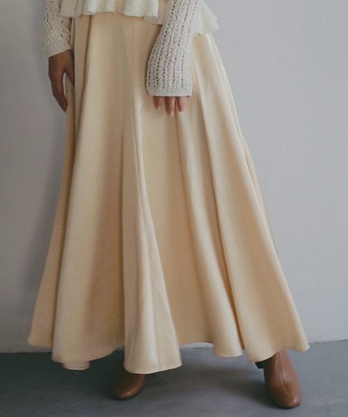 AJUGA.（アジュガ）の「スムースサテンフレアスカート（スカート・レディース・ブラック/ライトイエロー・FREE）」の12枚目の写真