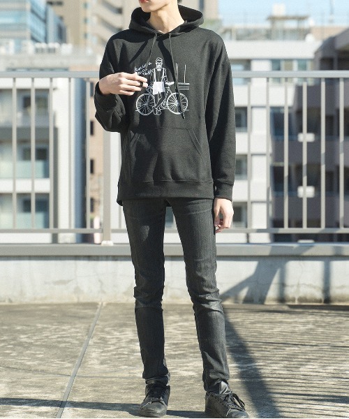 MODISH GAZE（モディシュガゼ）の「ゆる線画プリントビッグシルエットプルパーカー（パーカー・メンズ・ブラック/ダークカーキ・MEDIUM）」の9枚目の写真