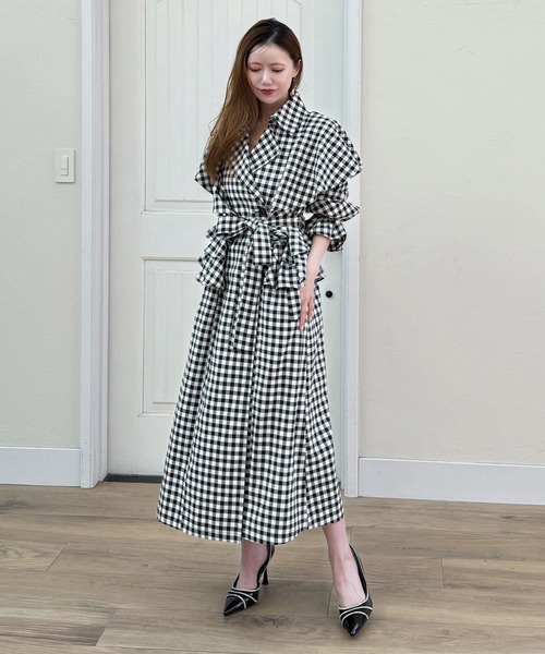 ROYAL PARTY(ロイヤルパーティー)の「ギンガムチェックラッフルロングコート(トレンチコート・レディース・ブラック/ベージュ・FREE)」の2枚目の写真