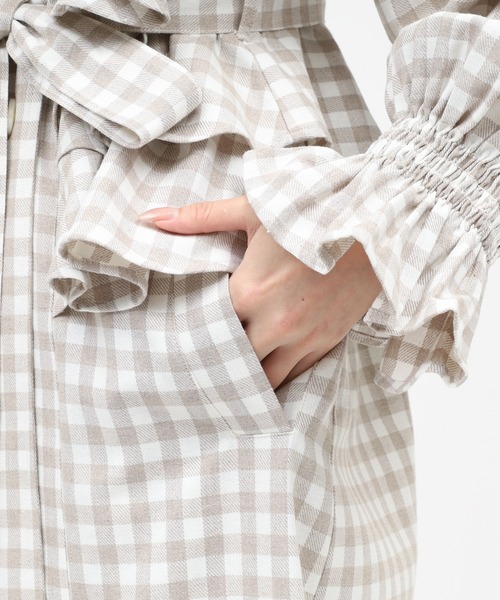 ROYAL PARTY(ロイヤルパーティー)の「ギンガムチェックラッフルロングコート(トレンチコート・レディース・ブラック/ベージュ・FREE)」の10枚目の写真