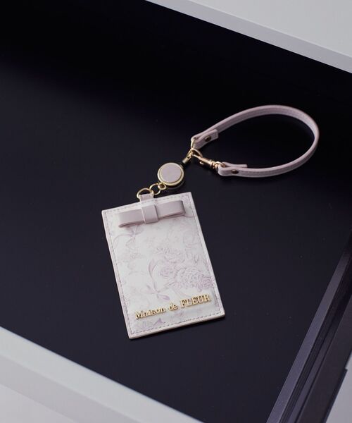 Maison de FLEUR(メゾンドフルール)の「リール付きフラワーガーデン柄パスケース(パスケース・レディース・ブラック/サックスブルー/ピンク・FREE)」の3枚目の写真