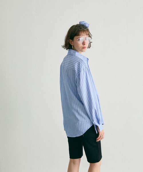 uchi.(ウチ)の「シュシュ付きストライプオーバーシャツ(シャツ/ブラウス・レディース・ブルー/ライトブルー・FREE)」の8枚目の写真