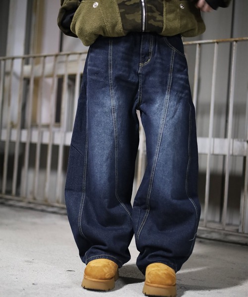 ATMARK(アットマーク)の「《2サイズ展開 / UNISEX 》バックロゴ刺繍 切り替えバレルレッグデニムパンツ(デニムパンツ・レディース・インディゴブルー・M/S/L)」の1枚目の写真