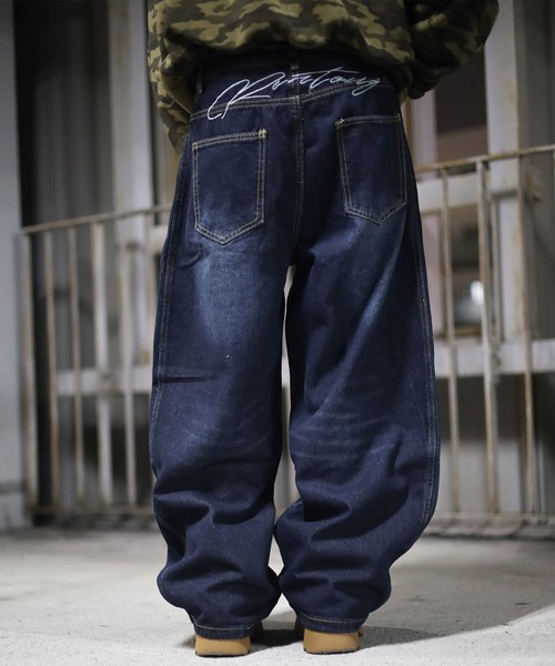 ATMARK(アットマーク)の「《2サイズ展開 / UNISEX 》バックロゴ刺繍 切り替えバレルレッグデニムパンツ(デニムパンツ・レディース・インディゴブルー・M/S/L)」の6枚目の写真