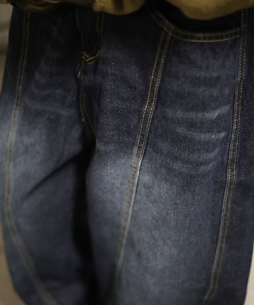 ATMARK(アットマーク)の「《2サイズ展開 / UNISEX 》バックロゴ刺繍 切り替えバレルレッグデニムパンツ(デニムパンツ・レディース・インディゴブルー・M/S/L)」の8枚目の写真