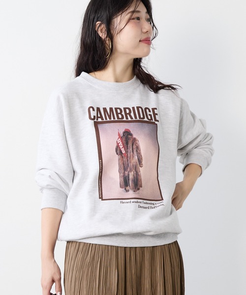 Johnbull（ジョンブル）の「【Johnbull】フォトプリント裏毛スウェット-LIFE CAMBRIDGE SWT（スウェット・レディース・ライトグレー・M）」の2枚目の写真