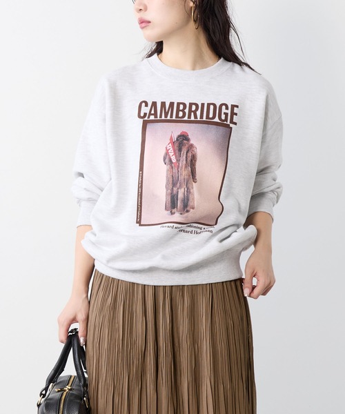 Johnbull（ジョンブル）の「【Johnbull】フォトプリント裏毛スウェット-LIFE CAMBRIDGE SWT（スウェット・レディース・ライトグレー・M）」の3枚目の写真