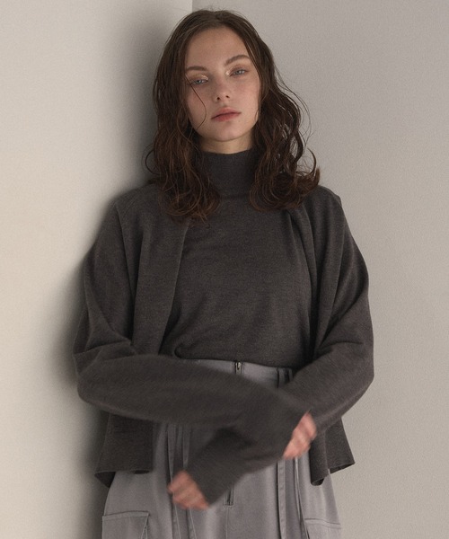 MIELI INVARIANT（ミエリインヴァリアント）の「Layer Cape Ensemble Knit Tops（ニット/セーター・レディース・ブラック/ブラウン/グレー・FREE）」の14枚目の写真