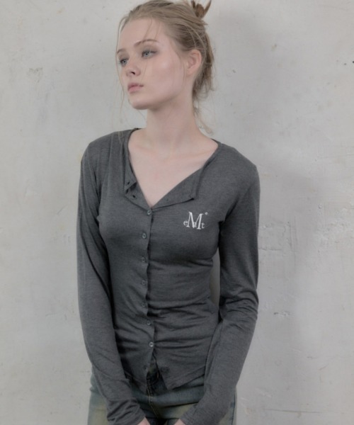 MUCENT(ムセント)の「A'GEM/9 × .kom 『MUCENT/ムセント』 ANZ SLIM FIT R-NECK CARDIGAN/スリームフィットラウンドネックカーディガン(カーディガン/ボレロ・レディース・ホワイト/チャコールグレー/グレー/ブラック・FREE)」の5枚目の写真