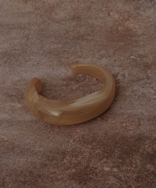 TONE SELECT GOODS（トーンセレクトグッズ）の「【resonance】アクリル マーブル柄 ハーフバングル（バングル/リストバンド・レディース・ホワイト/ピンク/グリーン/ブラウン/ベージュ・FREE）」の3枚目の写真