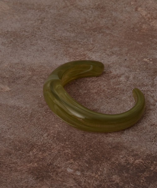 TONE SELECT GOODS（トーンセレクトグッズ）の「【resonance】アクリル マーブル柄 ハーフバングル（バングル/リストバンド・レディース・ホワイト/ピンク/グリーン/ブラウン/ベージュ・FREE）」の4枚目の写真