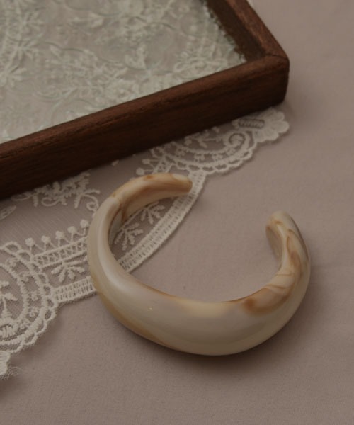 TONE SELECT GOODS（トーンセレクトグッズ）の「【resonance】アクリル マーブル柄 ハーフバングル（バングル/リストバンド・レディース・ホワイト/ピンク/グリーン/ブラウン/ベージュ・FREE）」の8枚目の写真