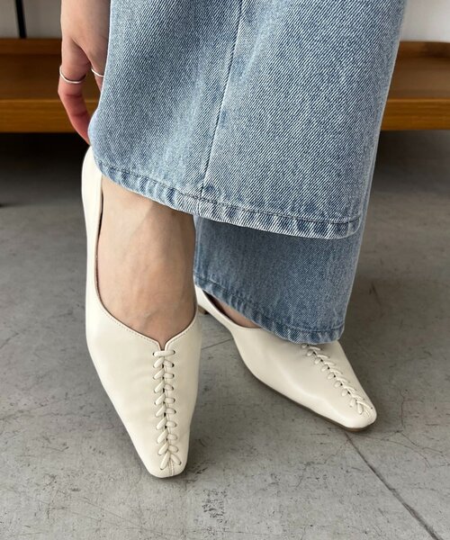 CAPRICIEUX LE'MAGE（カプリシューレマージュ）の「レースアップフラットシューズ（パンプス・レディース・オフホワイト/ブラック・38/36/37）」の4枚目の写真