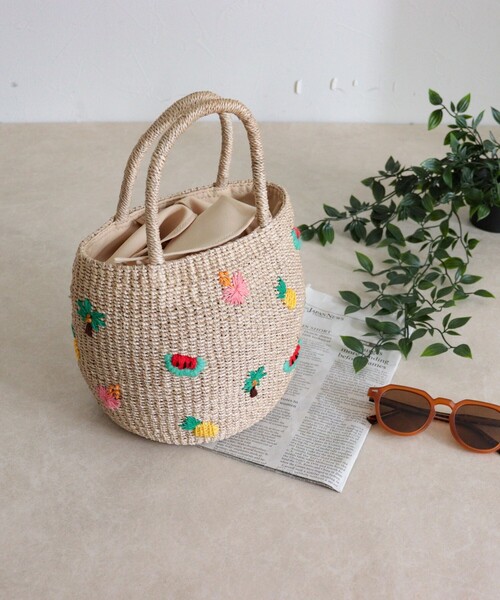 fredy emue（フレディエミュ）の「【BAGMATI/バグマティ】モチーフ刺繍ラウンドアバカバッグ（かごバッグ・レディース・ブラウン/ベージュ・FREE）」の4枚目の写真