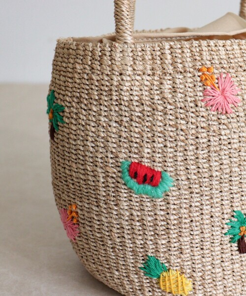 fredy emue（フレディエミュ）の「【BAGMATI/バグマティ】モチーフ刺繍ラウンドアバカバッグ（かごバッグ・レディース・ブラウン/ベージュ・FREE）」の5枚目の写真