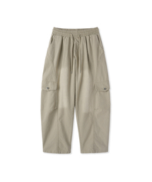 APOSTROPHE COMMA（アポストロフィコンマ）の「バーティカルポケットカーゴバンディングワイドパンツ_ベージュ（その他パンツ）」