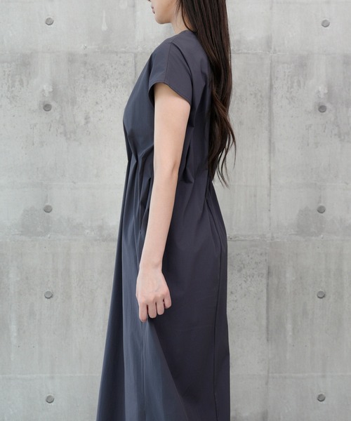 DRESS PLUS(ドレスプラス)の「ロングワンピ ラッシュガード ウエストタック(ワンピース・レディース・チャコール/ダークベージュ/ブラック・M/L)」の15枚目の写真