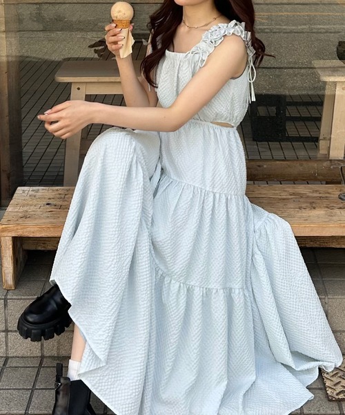 junoah(ジュノア)の「ギャザーショルダーサイドカットティアードワンピース(ワンピース・レディース・ブルー/クリーム/ブラック・MEDIUM/LARGE/SMALL)」の1枚目の写真