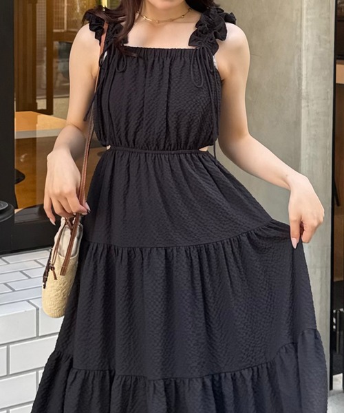 junoah(ジュノア)の「ギャザーショルダーサイドカットティアードワンピース(ワンピース・レディース・ブルー/クリーム/ブラック・MEDIUM/LARGE/SMALL)」の2枚目の写真