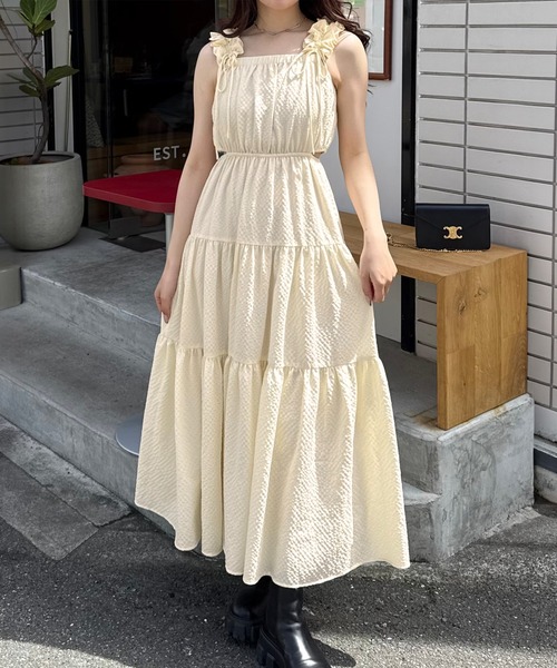 junoah(ジュノア)の「ギャザーショルダーサイドカットティアードワンピース(ワンピース・レディース・ブルー/クリーム/ブラック・MEDIUM/LARGE/SMALL)」の4枚目の写真