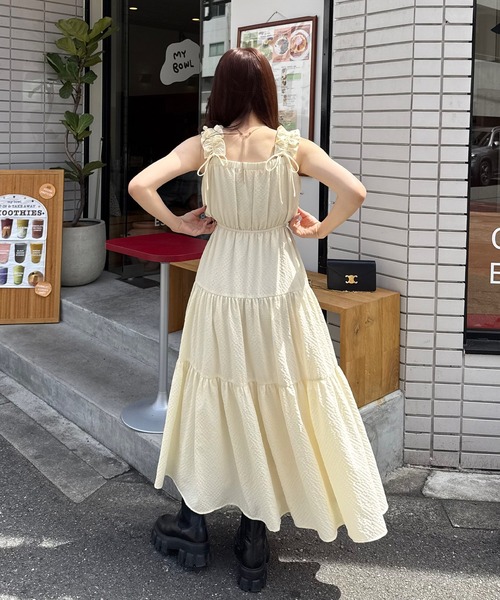 junoah(ジュノア)の「ギャザーショルダーサイドカットティアードワンピース(ワンピース・レディース・ブルー/クリーム/ブラック・MEDIUM/LARGE/SMALL)」の5枚目の写真